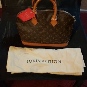 Louis Vuitton. Purse